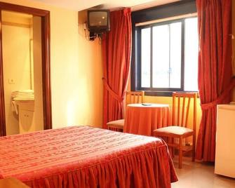 Hostal La Poetisa - Auto Check-In - Culleredo - Schlafzimmer
