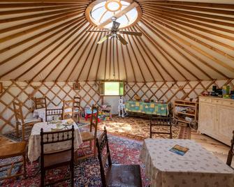 Yourtissimo - Laprugne - Comedor