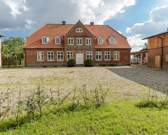 Courtyard apartment on the loop - Rabenkirchen-Faulück - Edificio