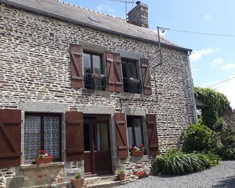 3 Bedroom. Sleeps 8. Large outdoor pool. 30 minutes from Mont Saint Michel. - Saint-Ouen-la-Rouërie - Edificio