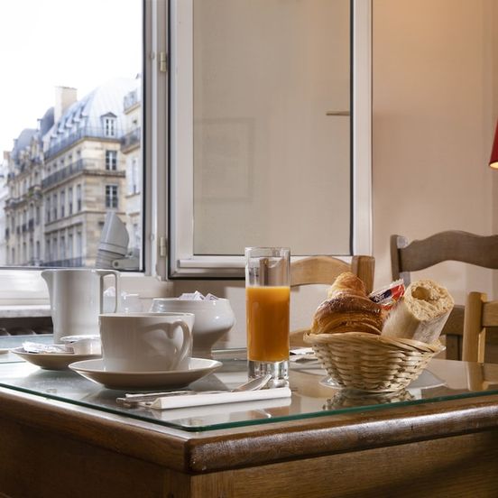 Buffet view of Hôtel Londres Saint Honoré