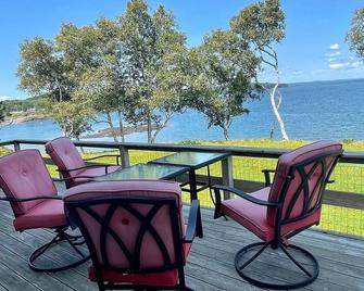 WOW! Private 3acre Oceanfront Home, whales,eagles,walkable to village/Dog Island - Eastport - Balcony
