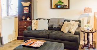 Vineyard Court Designer Suites Hotel - College Station - Living room
