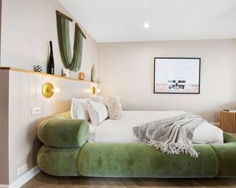 Sky Suite—A Panoramic Designer Studio in the Hills - Belair - Sala de estar