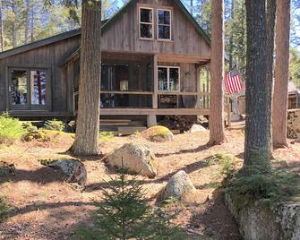 Cozy, Off-Grid Camp on Spectacle Pond w/ private water frontage! - Ellsworth - Budova