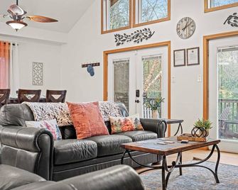 Mews Mountain House by Avantstay Walk to Beach, Hot Tub, Game Room - Albrightsville - Wohnzimmer