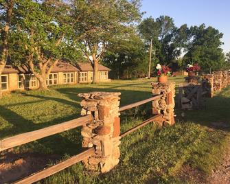 Hat Ranch Lodge. Perfect For A Large Group Or Multiple Families. No Cleaning Fee - Ponca City - Outdoors view