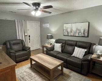 Uptown Thomasville - Thomasville - Living room