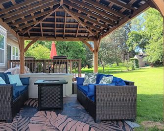 Stunning 5 Br, 2 King Bed, 2 Garage, 4 Bth Family Friendly Home With Hot Tub - Maple Grove - Binnenhof