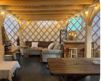 Cozy yurt in the forest-Pet-Friendly. Private In-Town Convenience - Haines