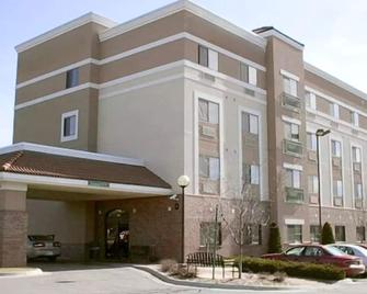 Coratel Inn and Suites by Jasper Wesley Hospital - Ουιτσίτα - Κτίριο