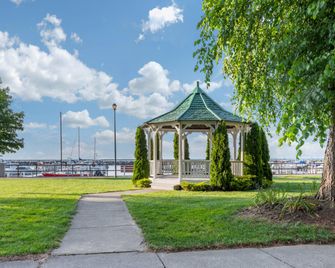 Clarion Hotel Conference Center on Lake Erie - Dunkirk - Vista del exterior