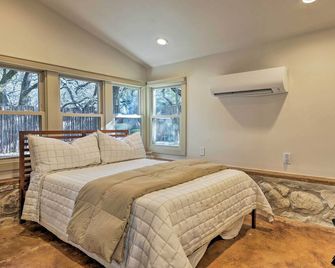 Blanco Riverfront Historic Home, 3 Mi to Downtown! - Blanco - Bedroom