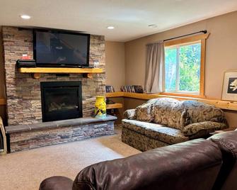 Trailhead retreat is located near trails, lakes and near Heartland Hockey Camp. - Deerwood - Living room