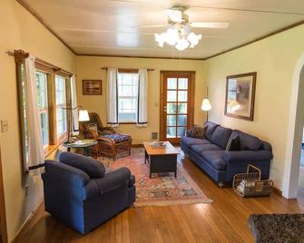 Wonderfully Unique Riverfront Cottage very close to Crater Lake National Park - Chiloquin - Sala de estar