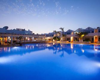 جروبوتل سينكو بلازاس - Puerto del Carmen - حوض السباحة