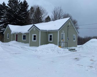 Amazing Lake Superior view from Ridge Road w/2 car heated garage, pet friendly - Grand Marais - Edificio