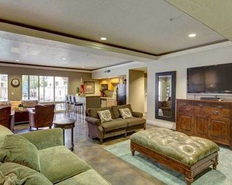 Downtown Condo by the Convention Center - Salt Lake City - Living room