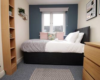 Alicia's Way By Ty Sa - Newport - Bedroom