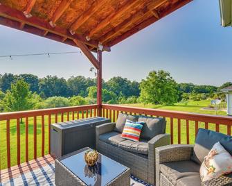 2 Mi to Dtwn Fulton: 'Meadowlark' Home w/ Deck! - Fulton - Balcón