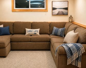Lake Cabin on the Green at Beaver Dam Country Club - Beaver Dam - Living room