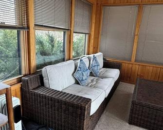 River House & Fishing - Elk River - Living room