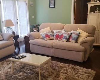 Unique 3 Br, 2 Br Waterfront Home/Vacation Getaway In Syracuse, Indiana - Syracuse - Sala de estar