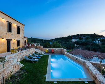 Villa in Crete with pool, patio, BBQ and cozy ambience! - Achlades - Piscina