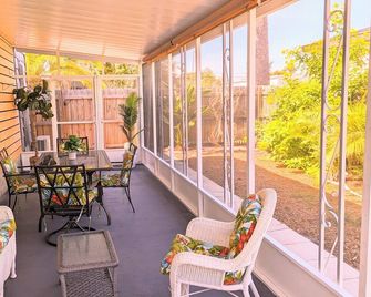 Tropical Privacy, Full kitchen, Screened Lanai, Covered Parking, Fenced Yard - Holiday - Balcón