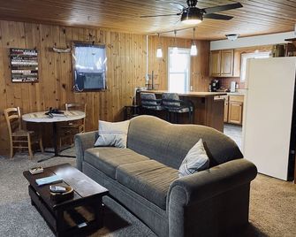 Falling Leaf Retreat Creek Frontage! Privacy! Near Trails, Big Manistee River - Wellston - Sala de estar