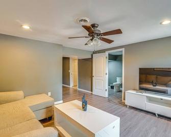 Spacious Bowling Green Home with Hot Tub and Pool! - Bowling Green - Living room