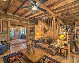 Historic Cabin w/ Stunning Kentucky Lake View - Waverly - Sala de estar