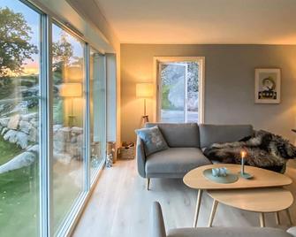 Stunning Home In Farsund With Wifi - Farsund - Stue