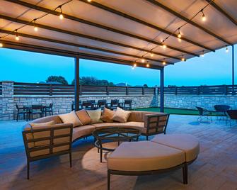 Courtyard by Marriott Dallas Grand Prairie - Grand Prairie - Balkon