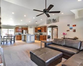 Scenic La Verkin Home 20 Mi to Zion National Park - La Verkin - Living room