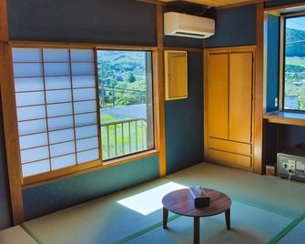 root hakone - Хаконе - Вітальня