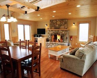 Seacrest Tower Vacation Home - Ocean Views, Walk to the Beach! - Hunt's Point - Living room