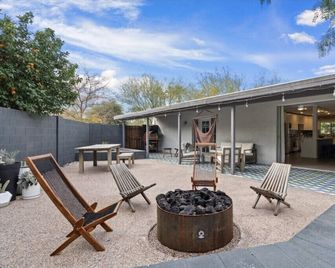 Mid Century Stunner by Homeslice Stays - Phoenix - Uteplats