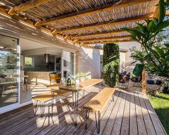 La Villa Les Petits Gardons - Castillon-du-Gard - Патіо
