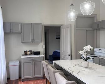 Gorgeous apt marble bath & kit 2 min from downtown 5 min to Dayton university - Dayton - Kitchen