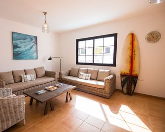سيرفرز ريتريت - دار ضيافة - للبالغين فقط - Corralejo - غرفة معيشة