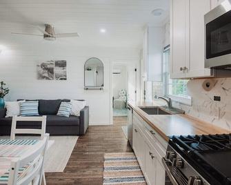 Charming 1-bedroom house in awesome Green Turtle Cay - Green Turtle Cay - Kitchen