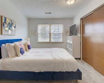 Contemporary 1 BD | Near Hall of Fame & Airport - North Canton - Bedroom