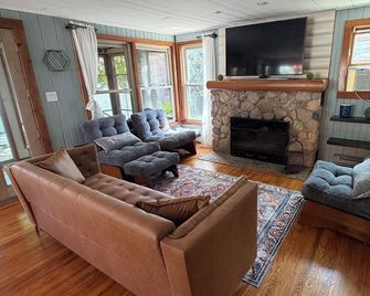 Charming Lake Front home on private lake 3BR kayaks, swimming, boating - Howe - Obývací pokoj
