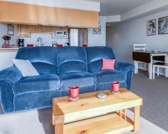 Enjoy views of Siletz Bay from this 3rd Floor Condo. beach access, Taft District - Lincoln City - Living room