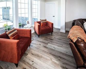 The Mt House - Liberty, Missouri - Liberty - Living room