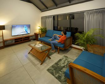 Crystal Kuruva Nature Resort & Spa - Panamaram - Living room