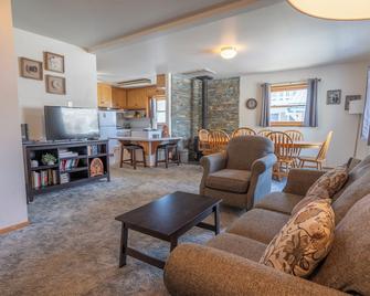 June Lake Lodge- Centrally located - short walk to JLB, The General Store, both Gull and June Lakes - June Lake - Salon