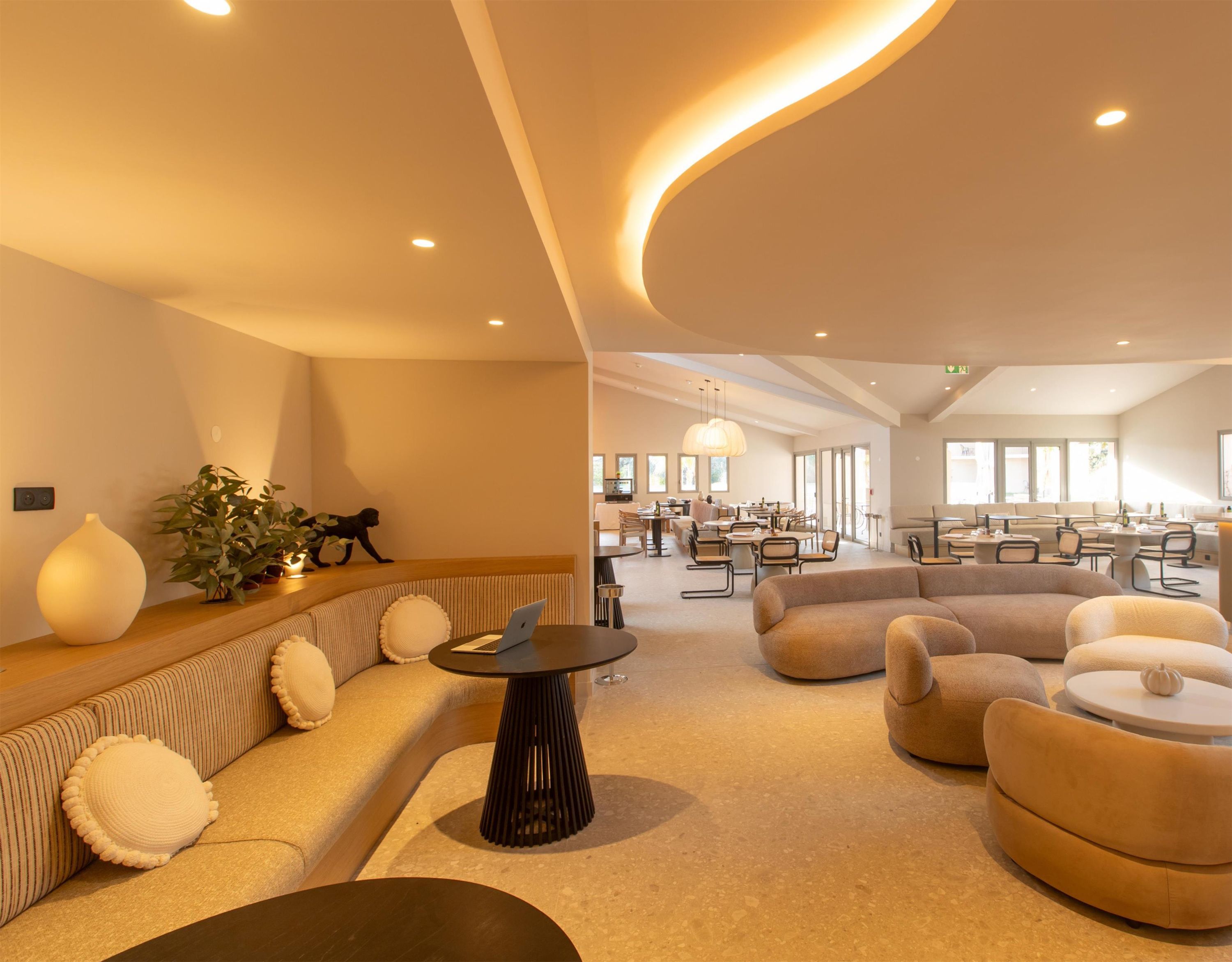 Golden Tulip Avignon Le Paradou thumbnail 2
