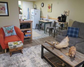 Lakefront cottage - West Glover - Living room